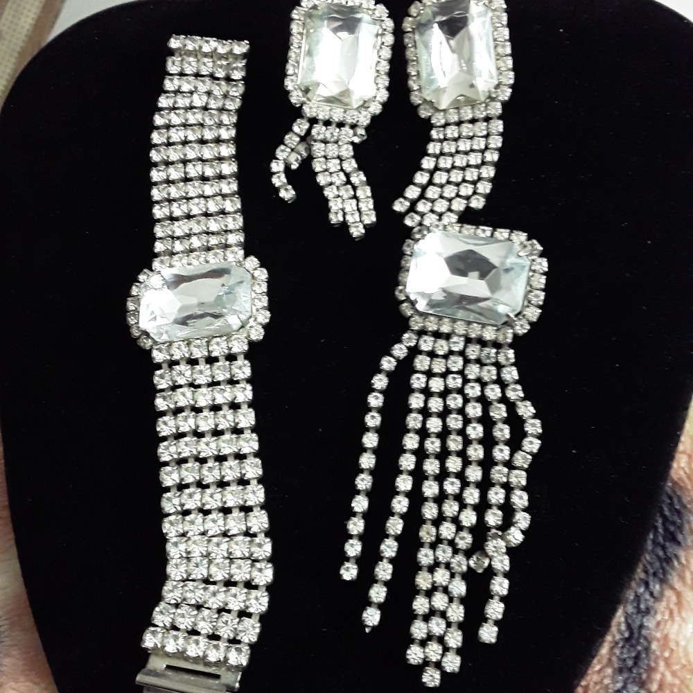 Vintage 1930s set of bracelet, brooch, earrings.